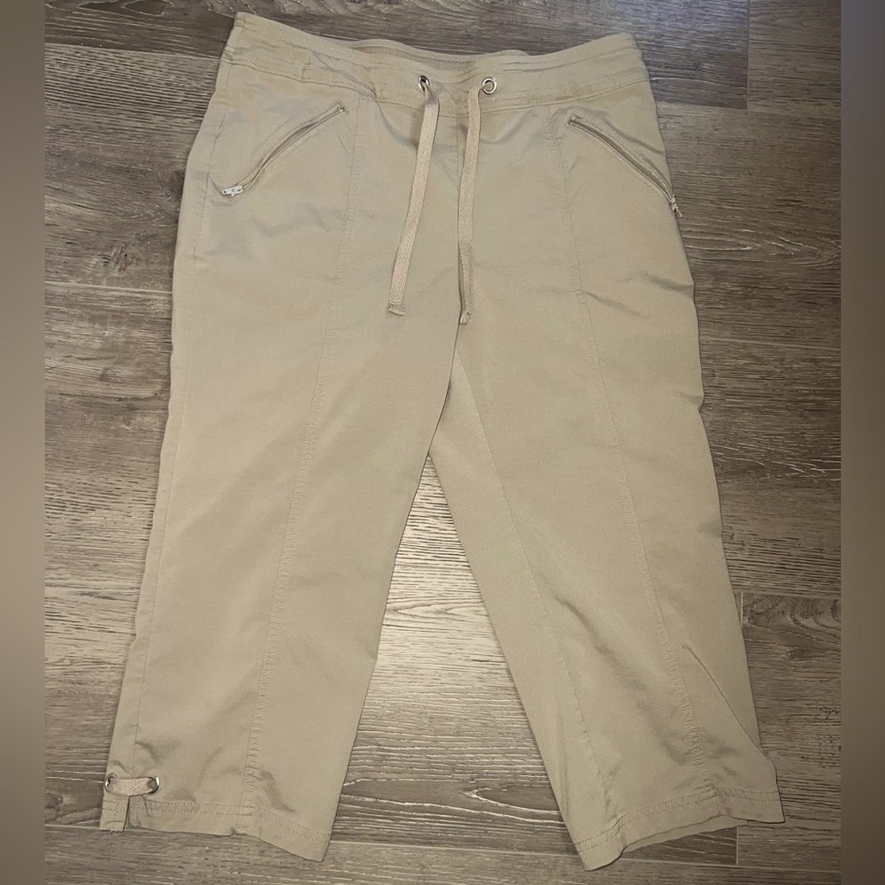 New Chico’s Weekend’s Perfect Stretch Drawcord Capri Pants. Size .5 Tan